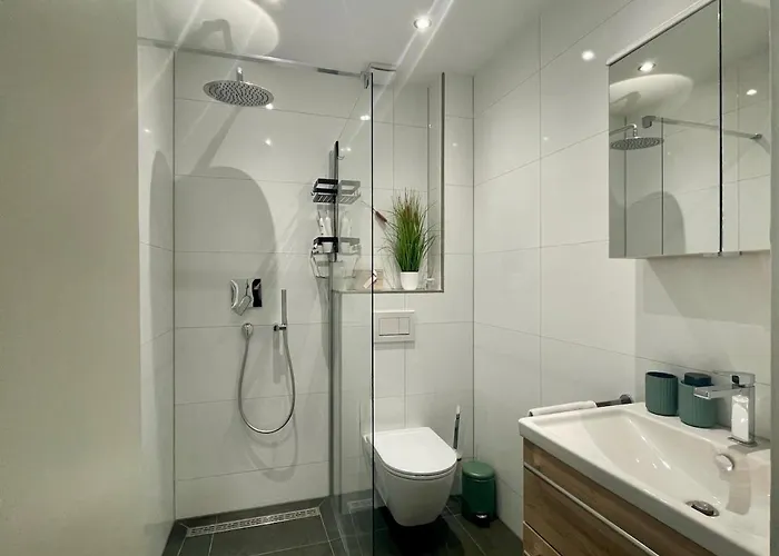 Ruhiges Gaestehaus - 120qm - Garten - 1a Lage *